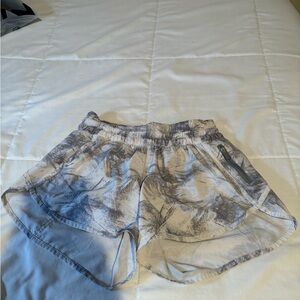 lulu lemon size 6 limited edition patterned tracker shorts
